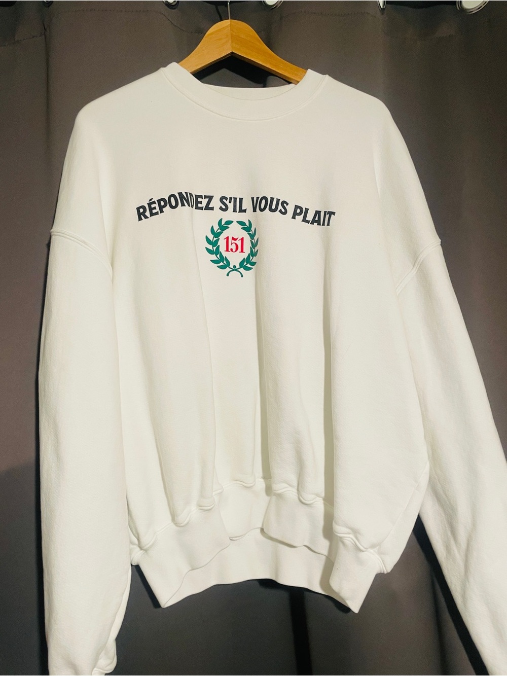 Agolde rsvp Gallery Cream Crewneck Sweatshirt with Green and Red Crest